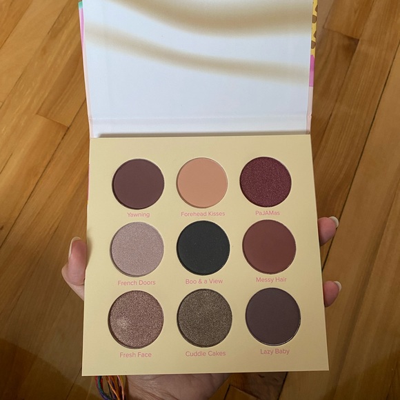 Eyeshadow Palette - Picture 3 of 3